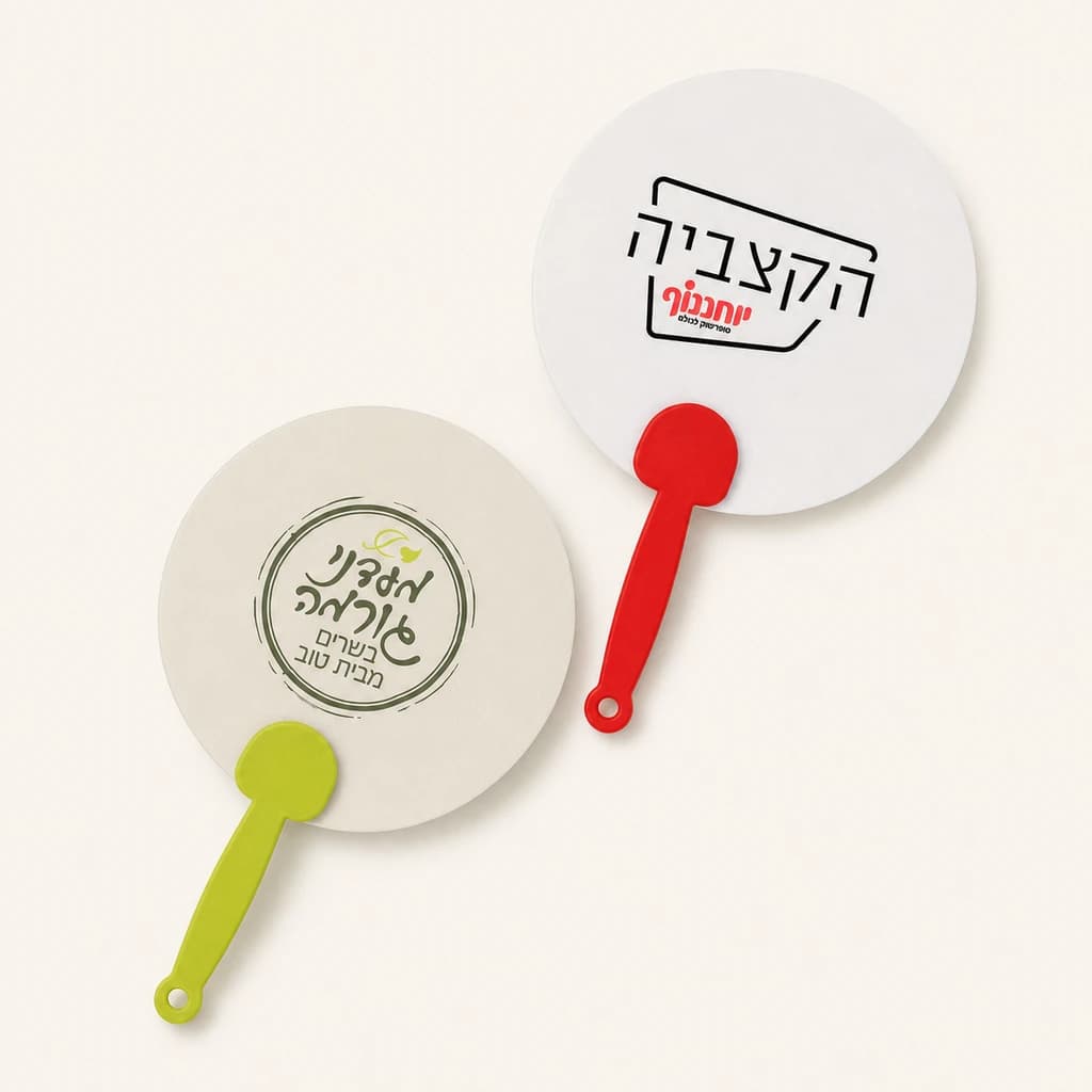 מניפה עגולה לבנה עם ידית ירוקה כהה